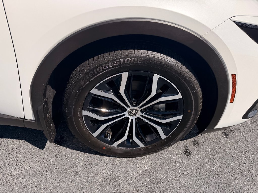 Certified 2025 Toyota Crown AWD/4WD image 14