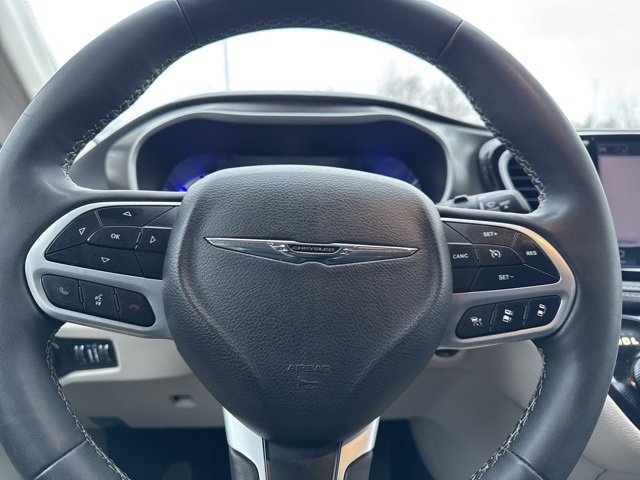 Used 2024 Chrysler Pacifica Select image 10