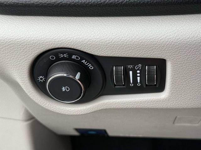 Used 2024 Chrysler Pacifica Limited FWD image 23