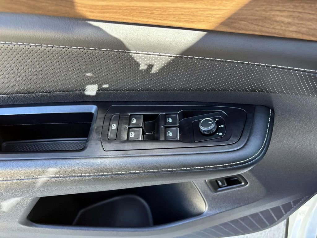 Used 2025 Volkswagen Atlas SE image 13