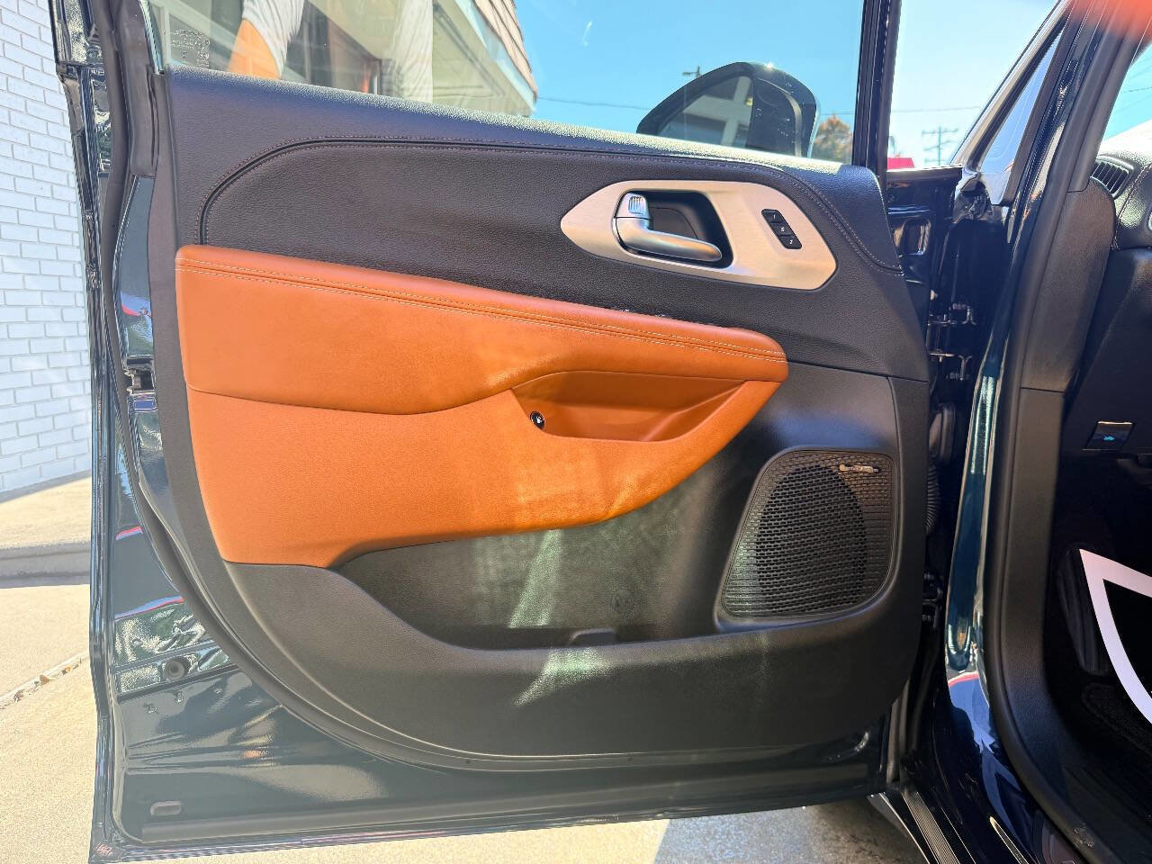 Used 2025 Chrysler Pacifica Pinnacle image 17