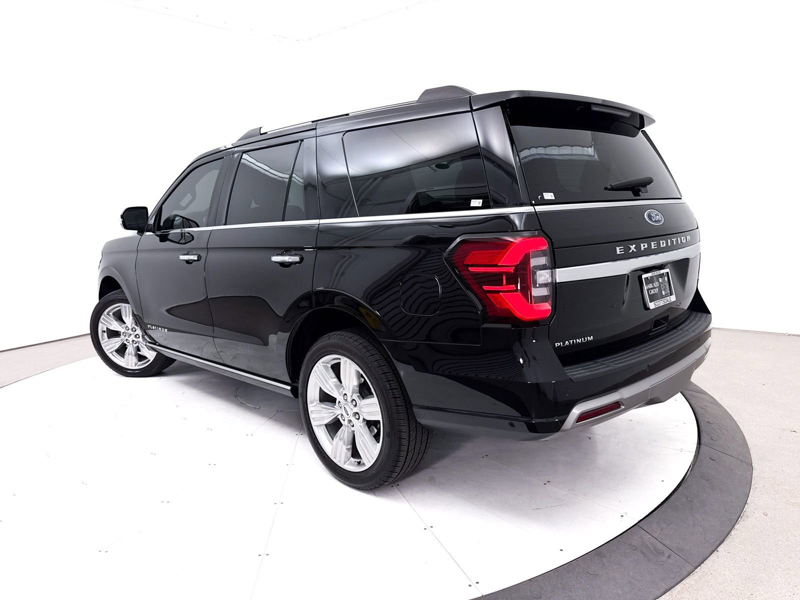 Used 2024 Ford Expedition Platinum AWD/4WD image 2