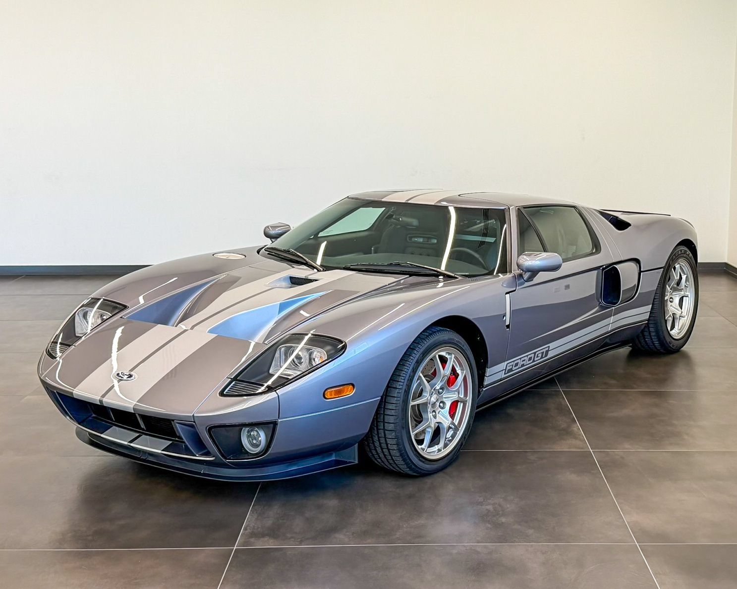 Used 2006 Ford GT RWD image 1