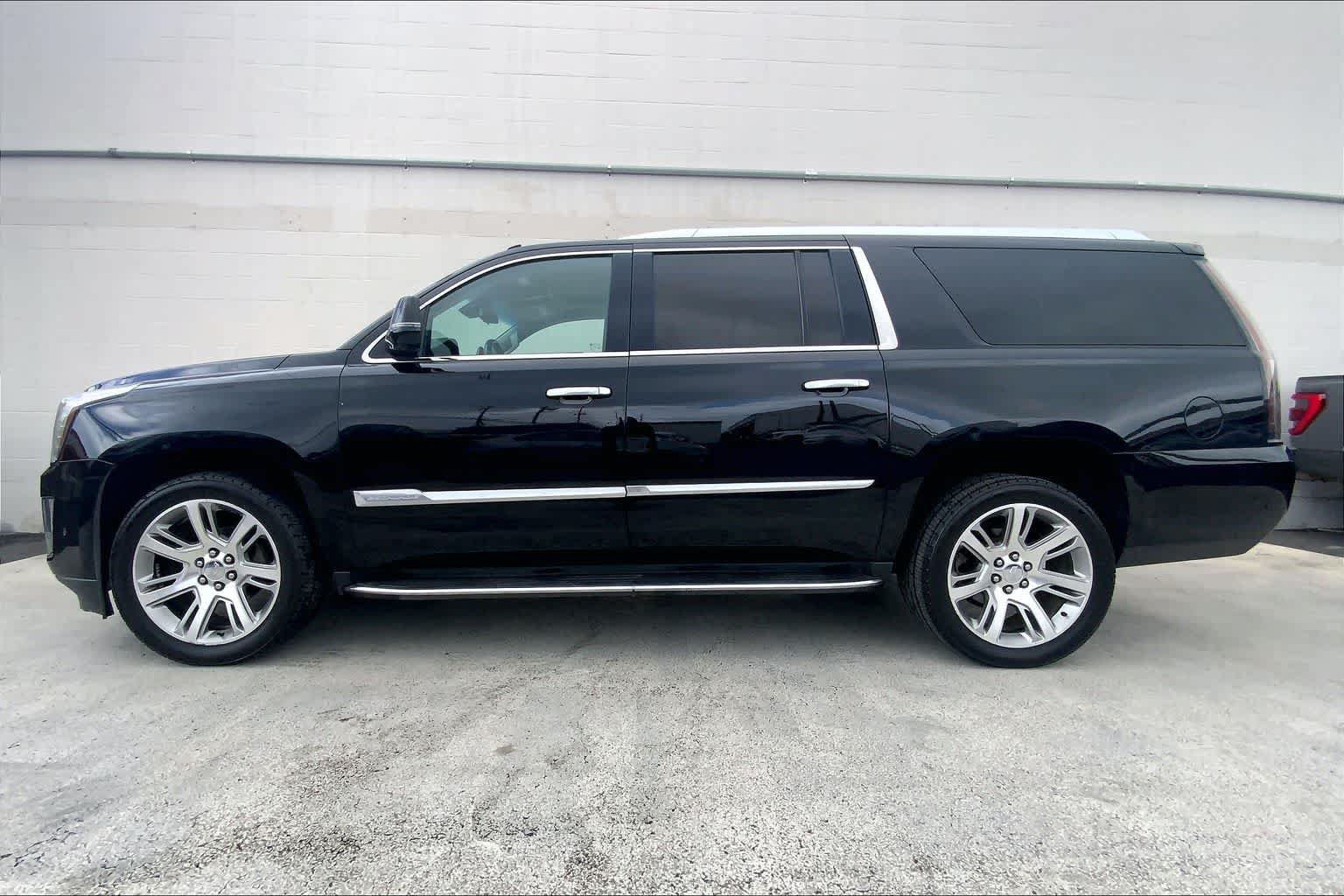 Used 2019 Cadillac Escalade ESV Luxury AWD/4WD image 3