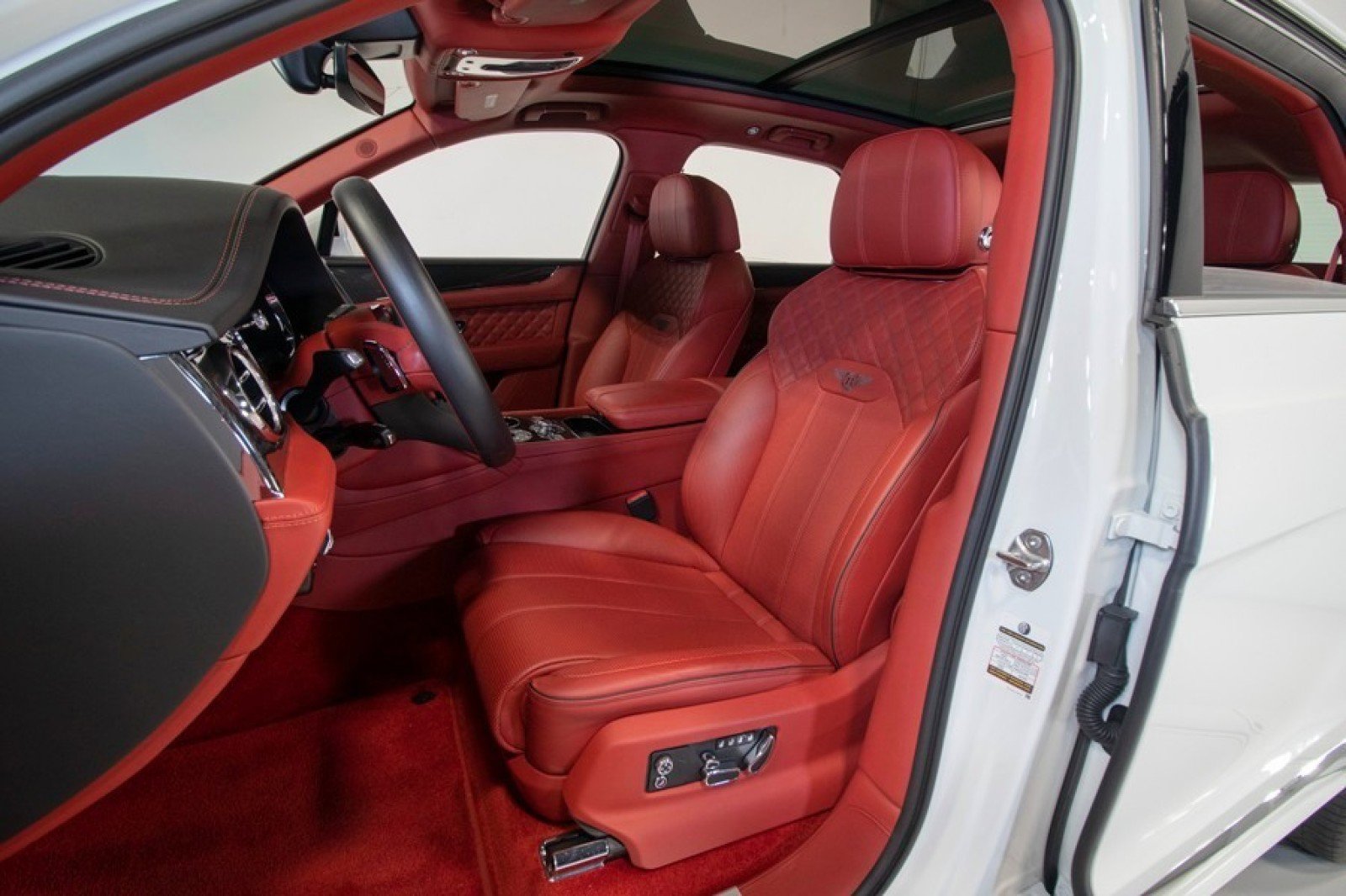 Used 2022 Bentley Bentayga image 3