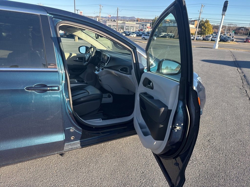 Used 2024 Chrysler Pacifica Touring-L image 23