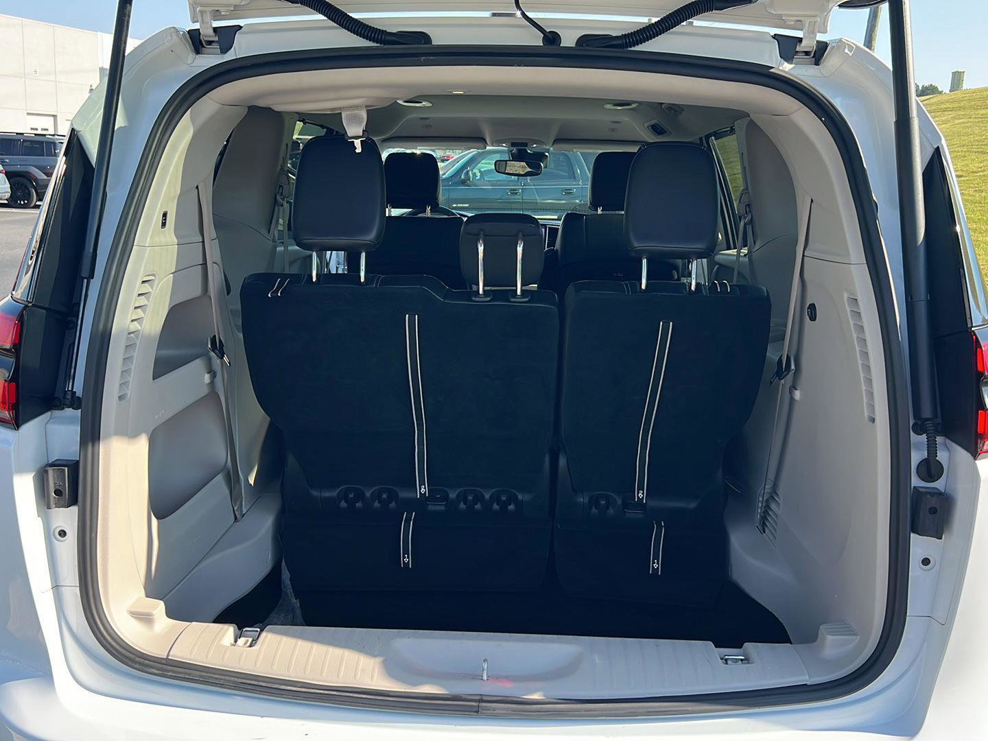 Used 2023 Chrysler Pacifica Touring-L image 31
