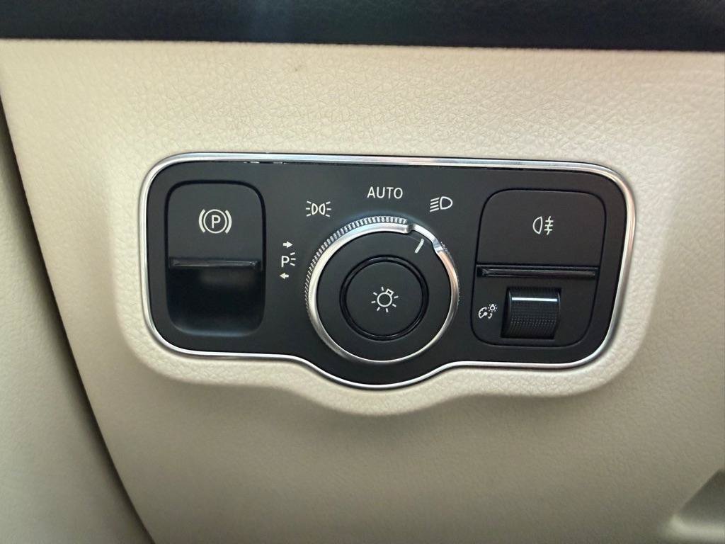 Used 2022 Mercedes-Benz EQB 350 4MATIC image 23