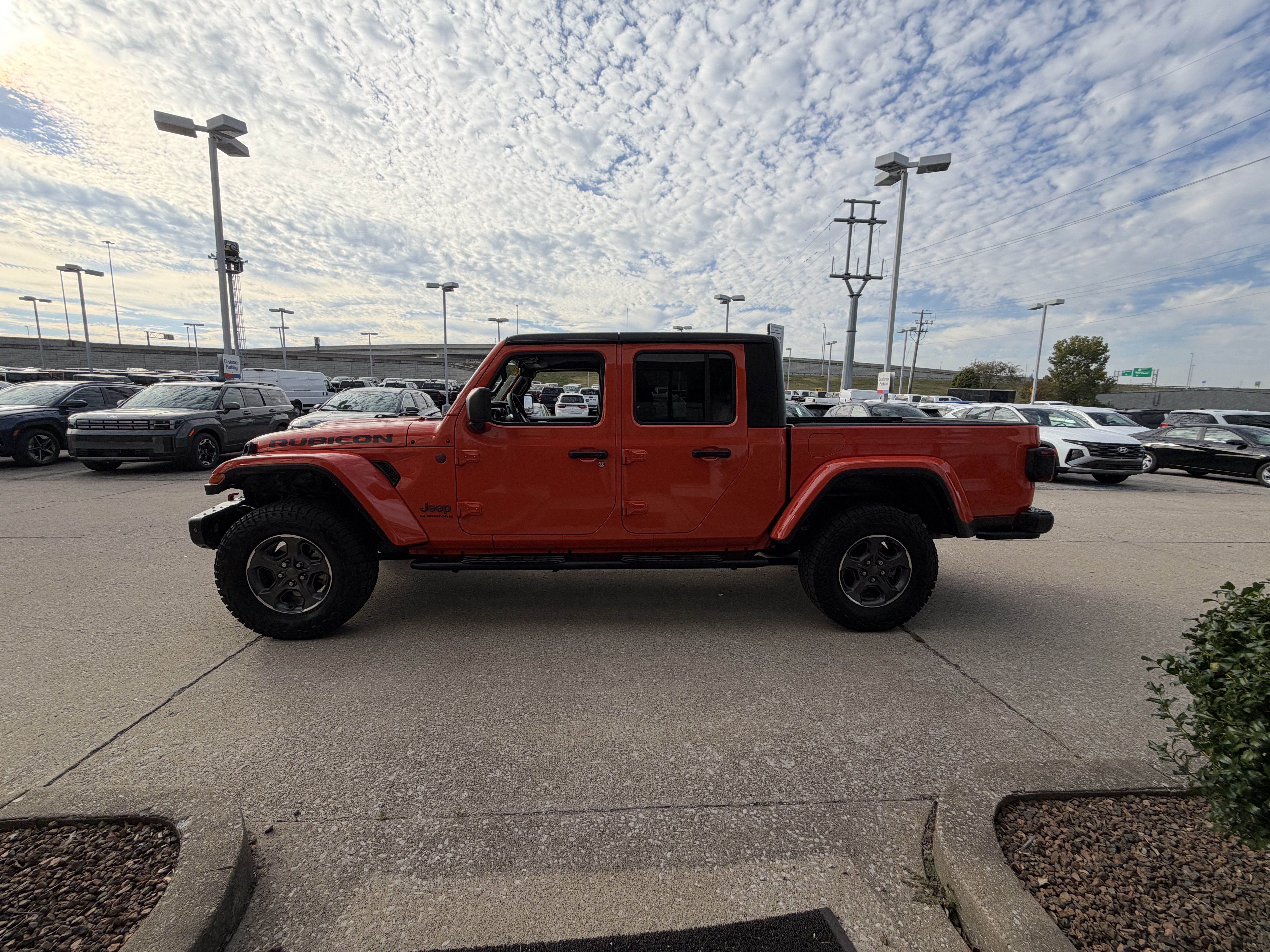 Used 2023 Jeep Gladiator Rubicon w/ LED Lighting Group AWD/4WD image 15