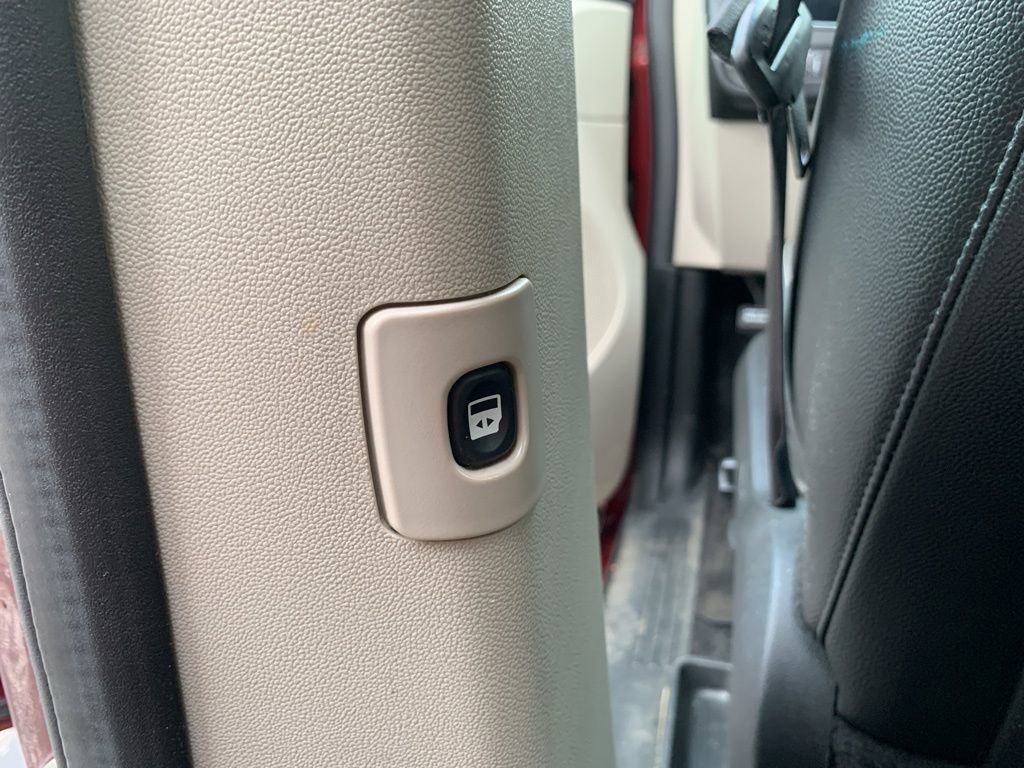 Used 2018 Dodge Grand Caravan SXT image 13