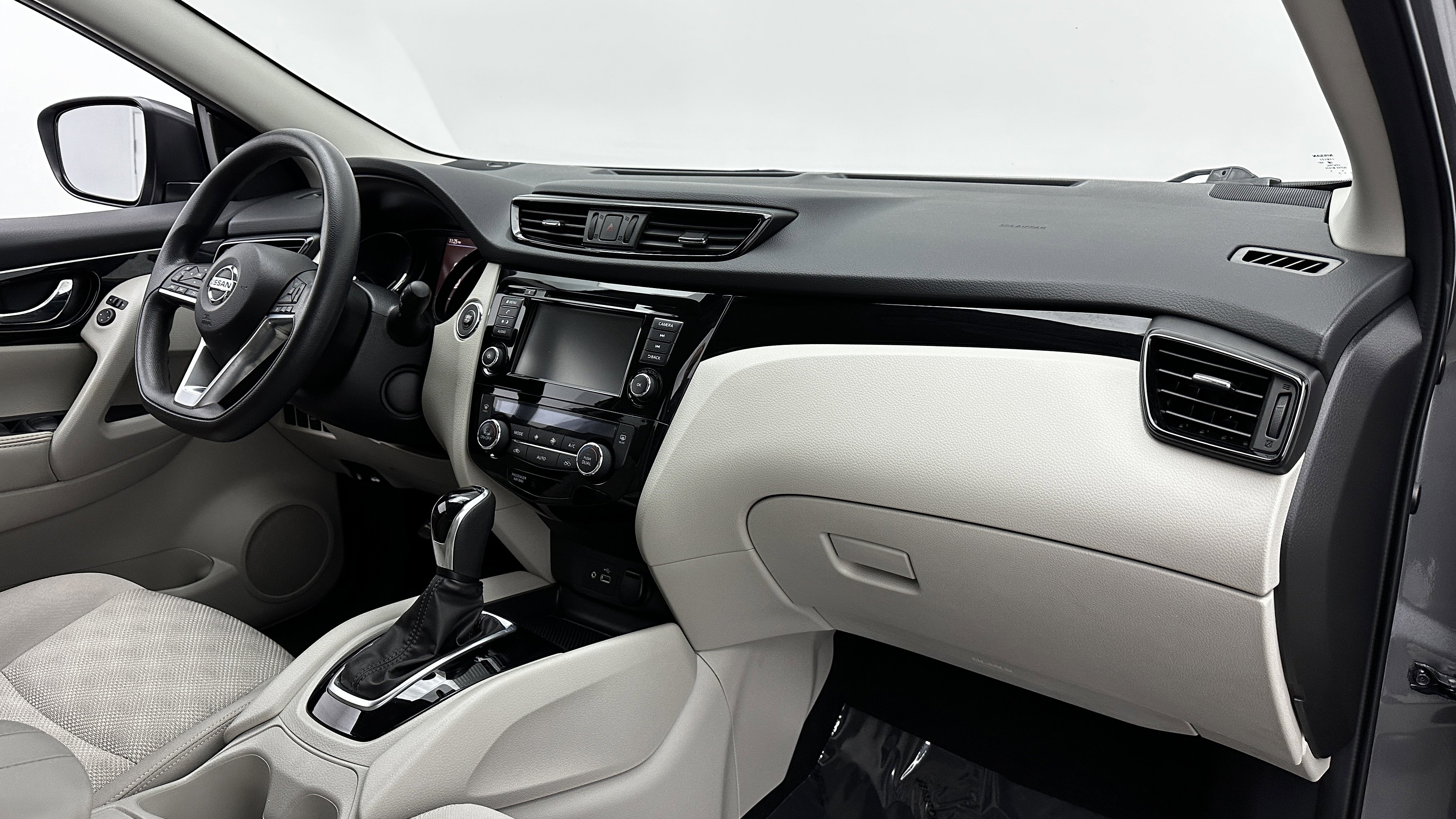 Used 2020 Nissan Rogue Sport SV image 32