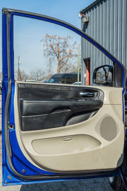 Used 2018 Dodge Grand Caravan SE w/ UConnect Hands-Free Group image 17