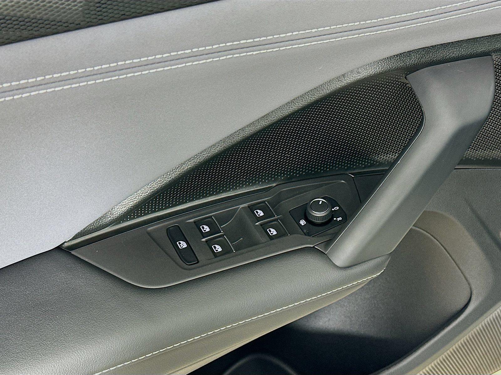 Used 2025 Volkswagen Tiguan SE AWD/4WD image 17