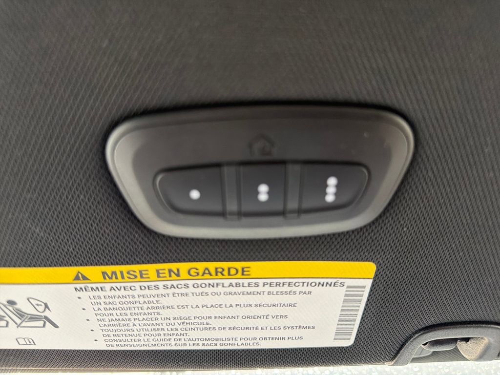 Used 2025 Chrysler Pacifica Select image 35