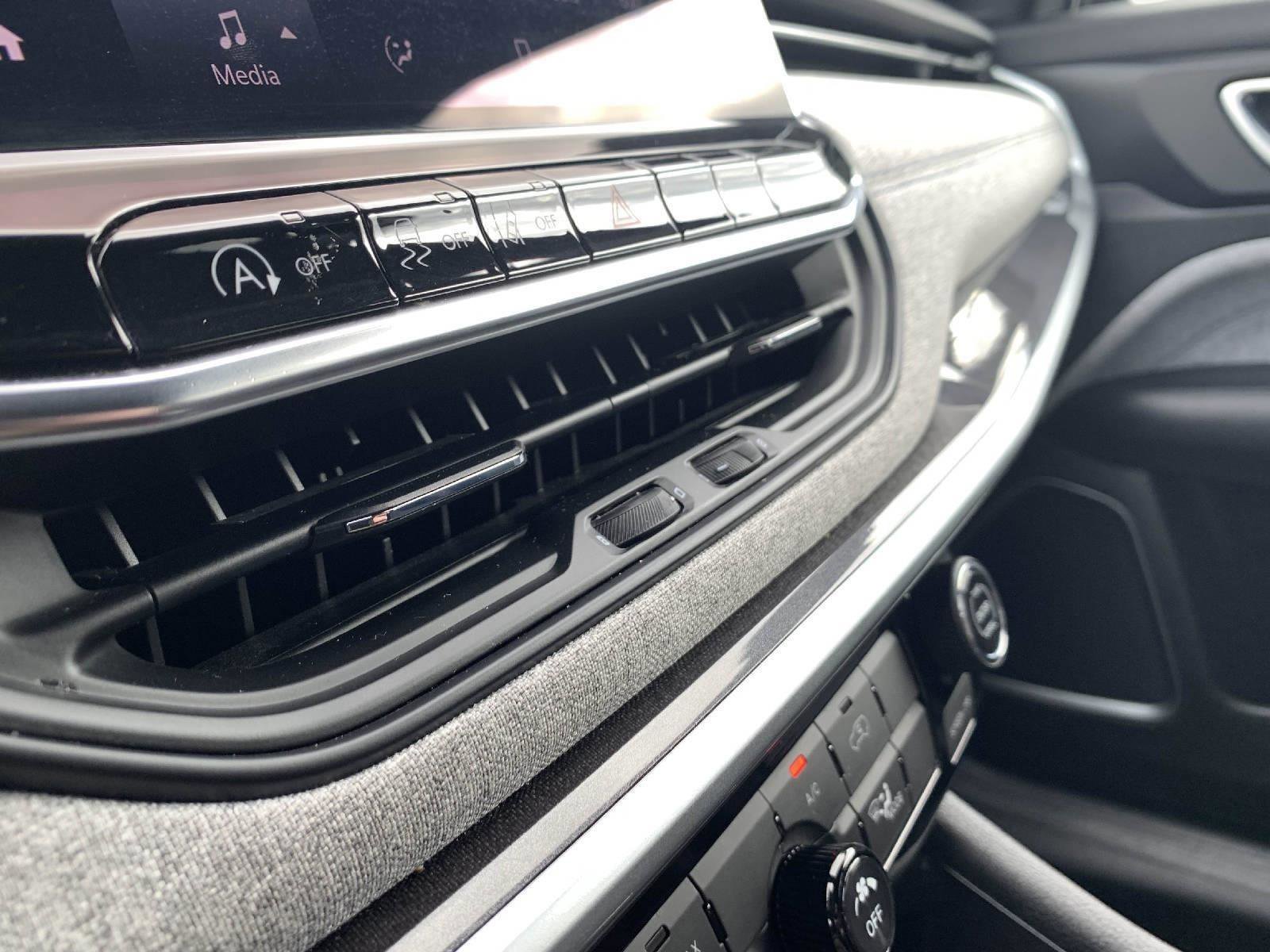 Used 2024 Jeep Compass Sport image 22