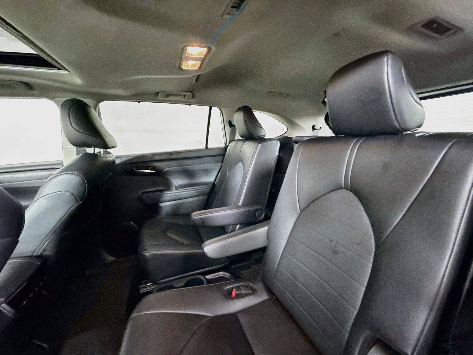 Used 2024 Toyota Highlander XLE AWD/4WD image 31