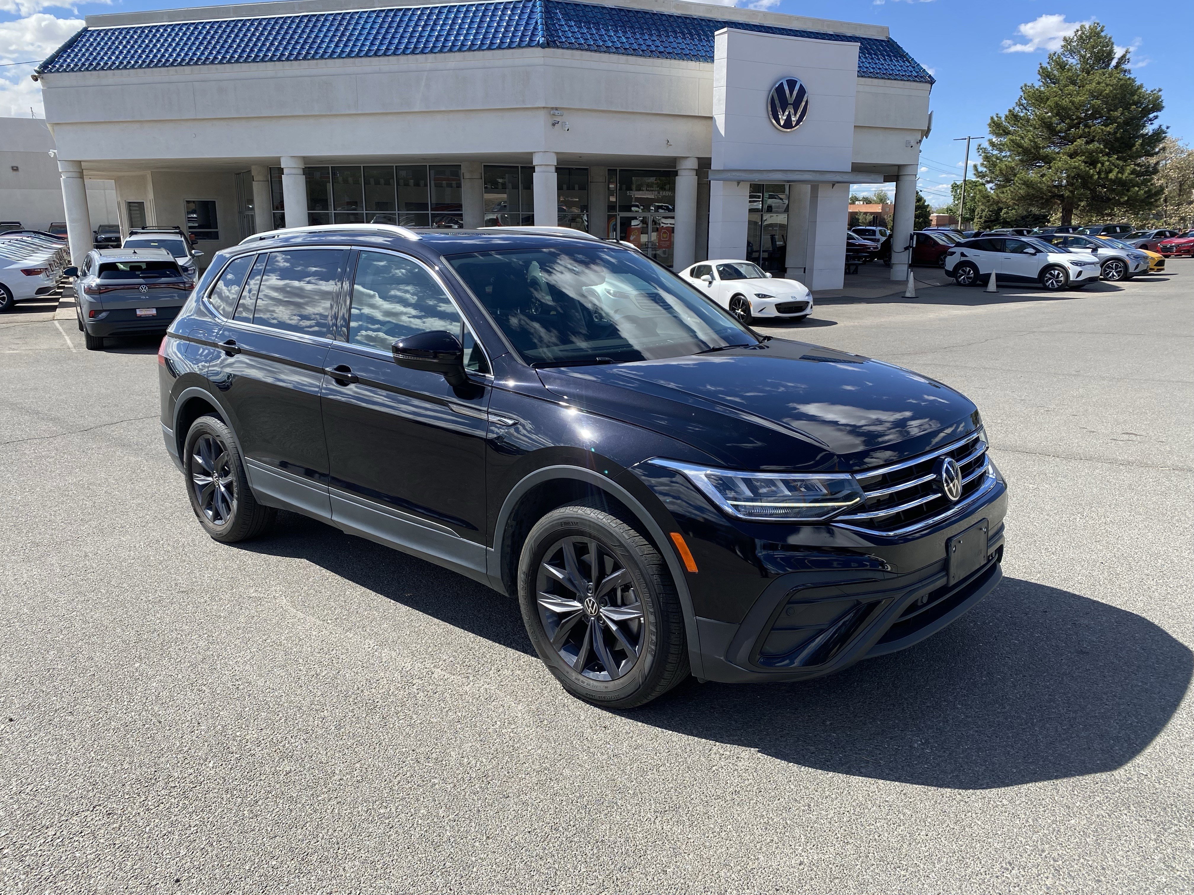 Used 2022 Volkswagen Tiguan SE w/ Panoramic Sunroof Package FWD image 37