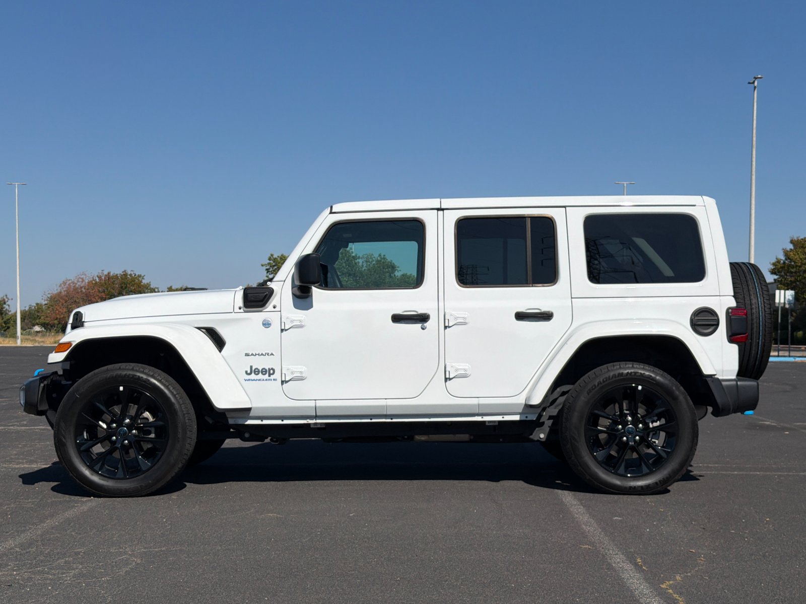 Used 2024 Jeep Wrangler Unlimited Sahara w/ Technology Group AWD/4WD image 7