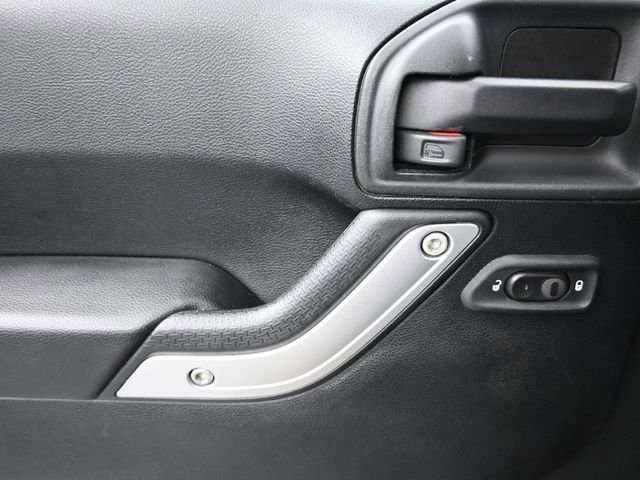 Used 2016 Jeep Wrangler Unlimited Rubicon w/ Connectivity Group image 24