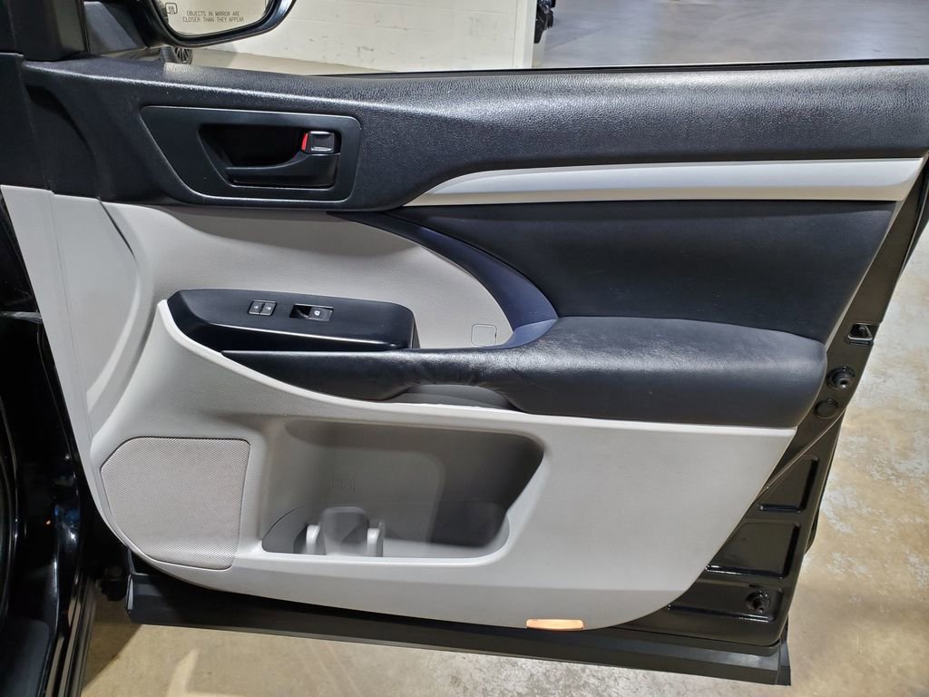 Used 2016 Toyota Highlander Plus FWD image 15