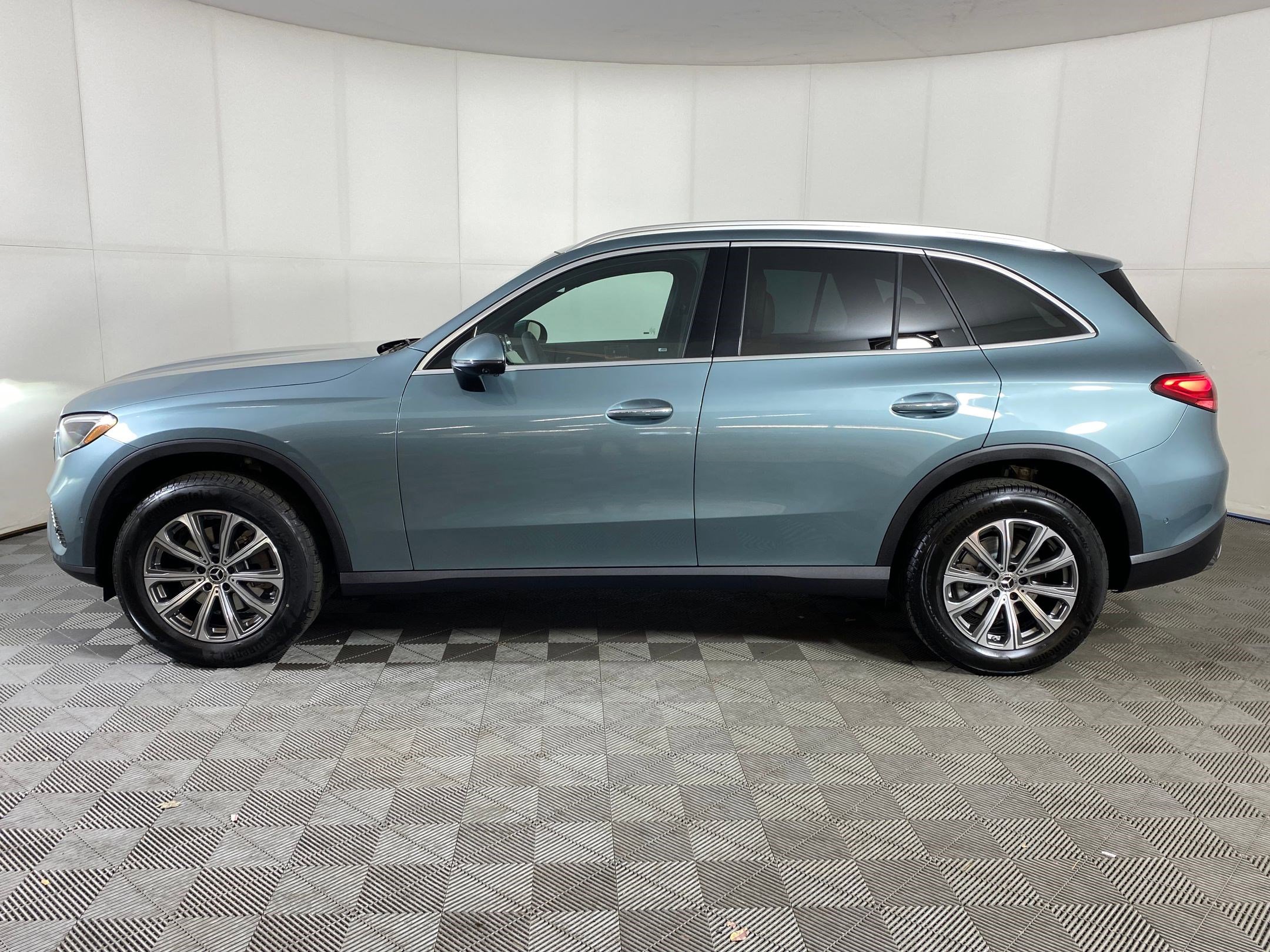 Used 2026 Mercedes-Benz GLC 300 4MATIC image 2