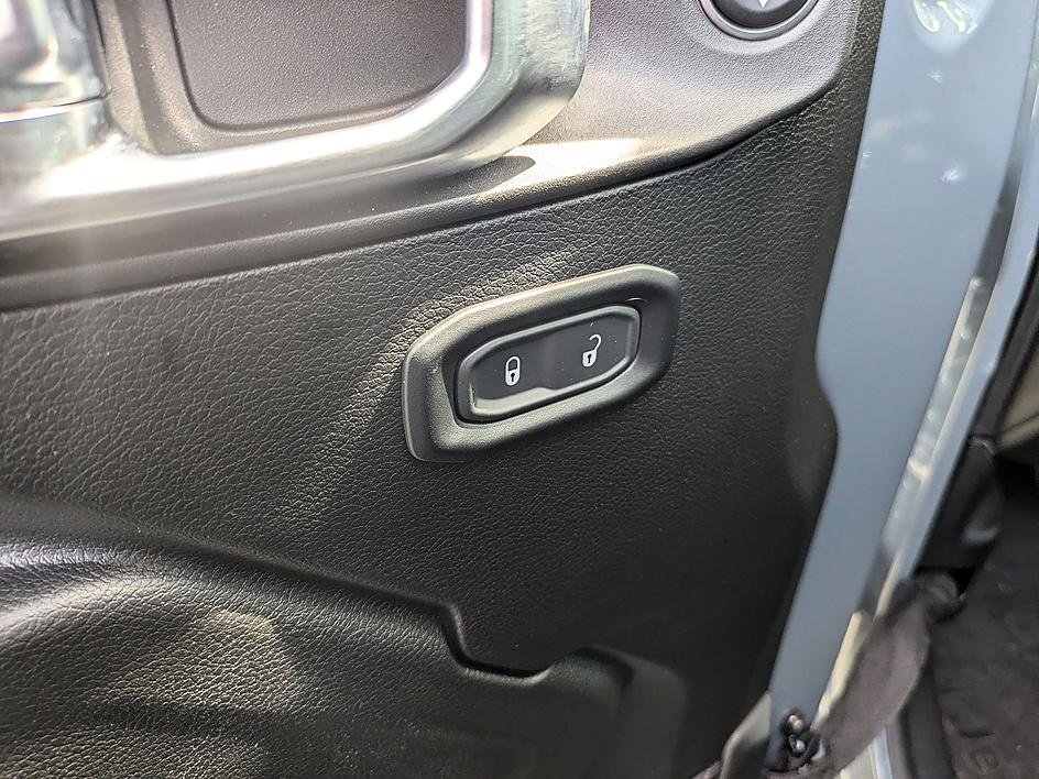 Used 2024 Jeep Gladiator Mojave w/ Safety Group image 16