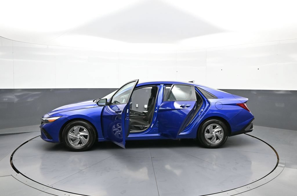 Certified 2025 Hyundai Elantra SE FWD image 42