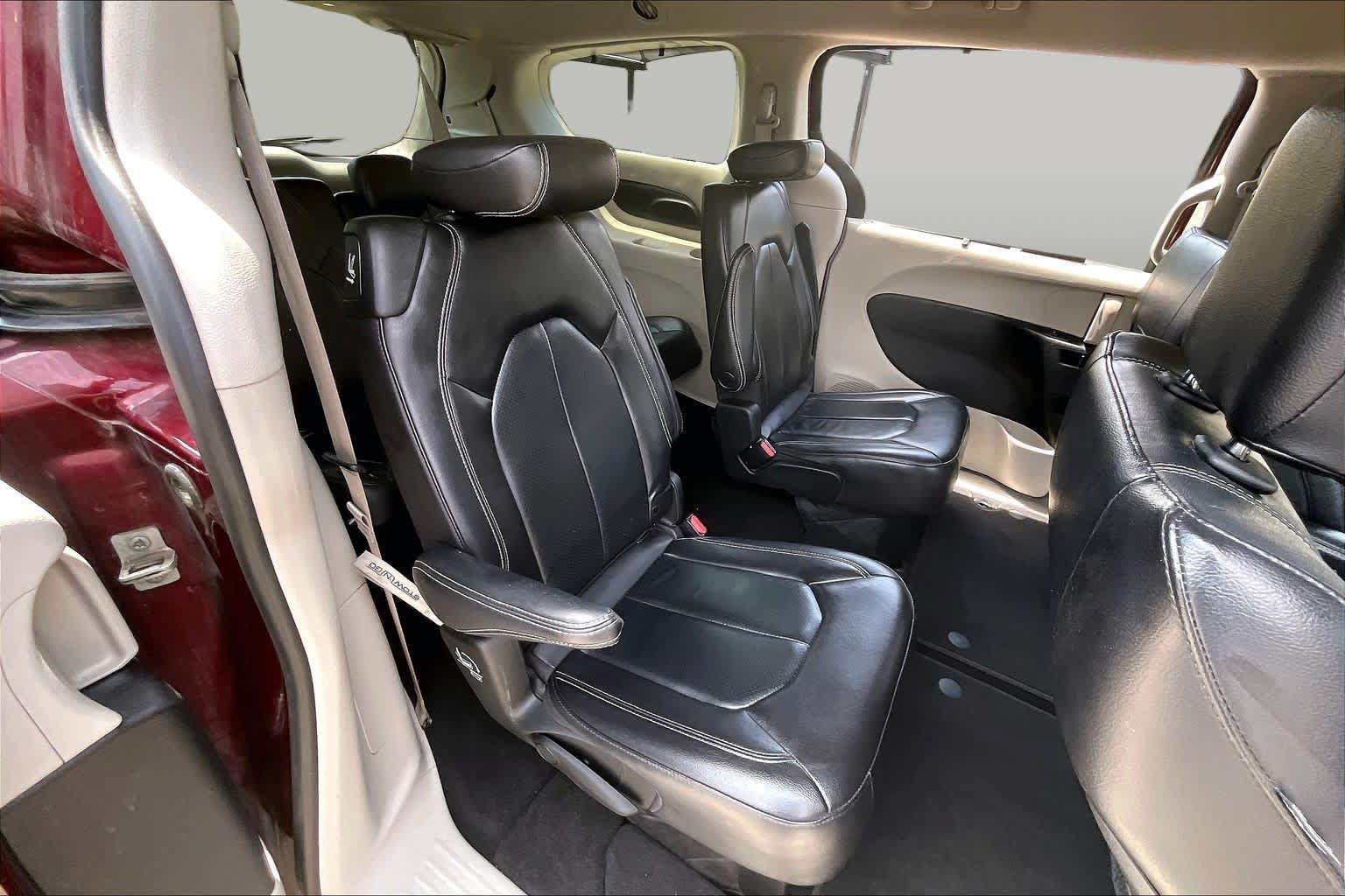 Used 2022 Chrysler Pacifica Touring-L FWD image 19