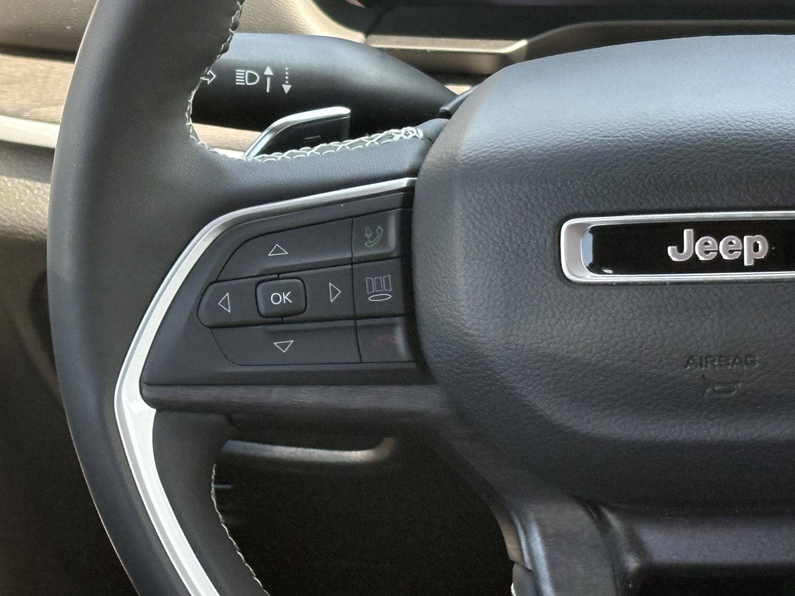 Used 2024 Jeep Grand Cherokee Limited AWD/4WD image 12