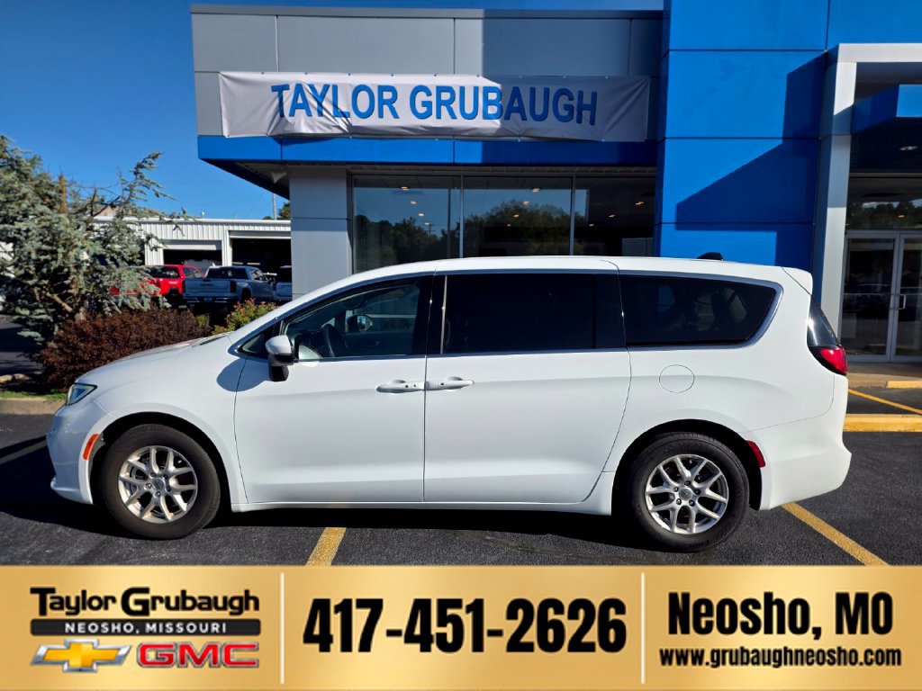 Used 2023 Chrysler Pacifica Touring-L FWD image 1