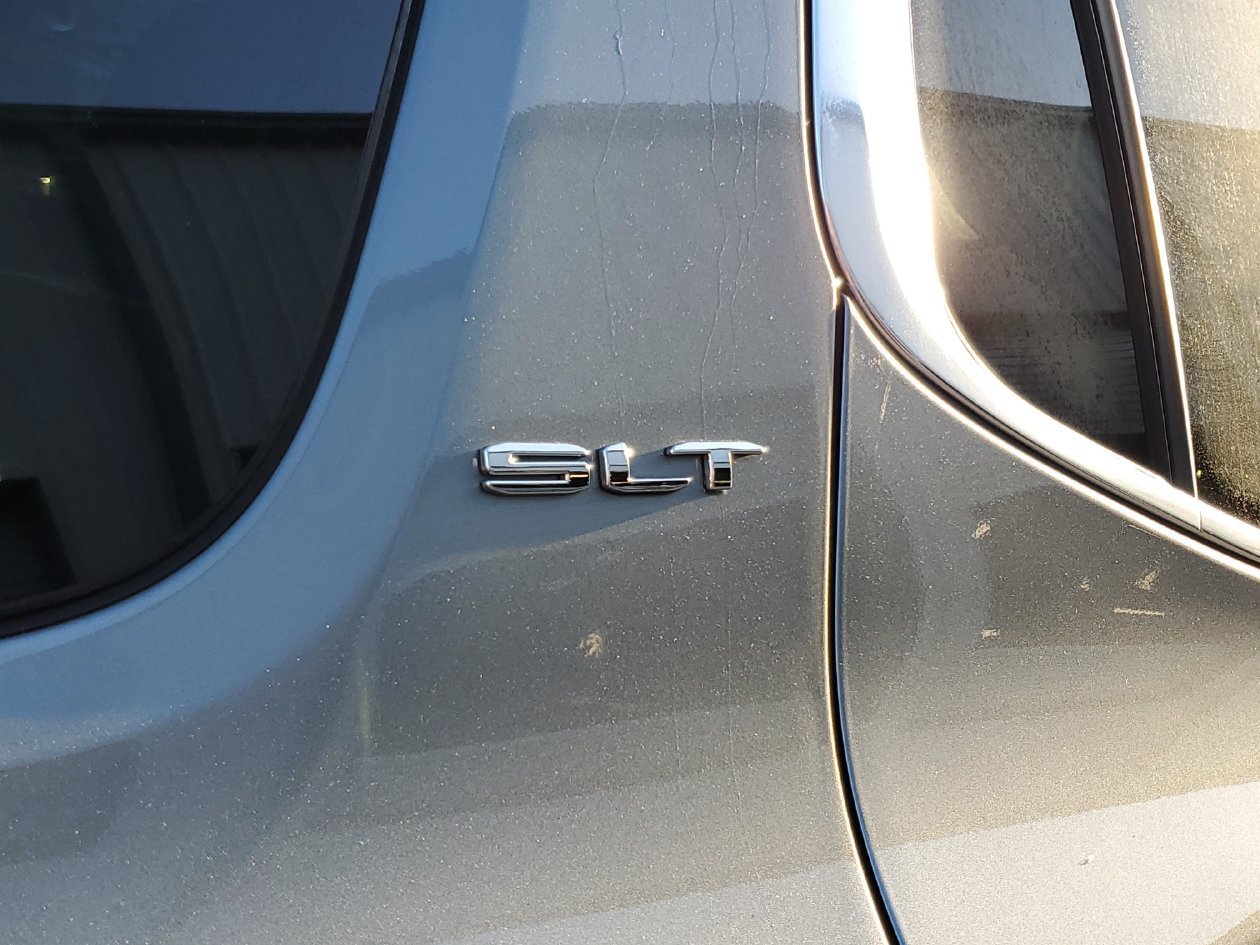 Used 2023 GMC Acadia SLT w/ Technology Package FWD image 8