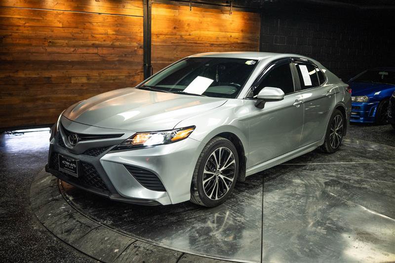 Used 2020 Toyota Camry SE w/ Carpet Mat Package FWD image 2