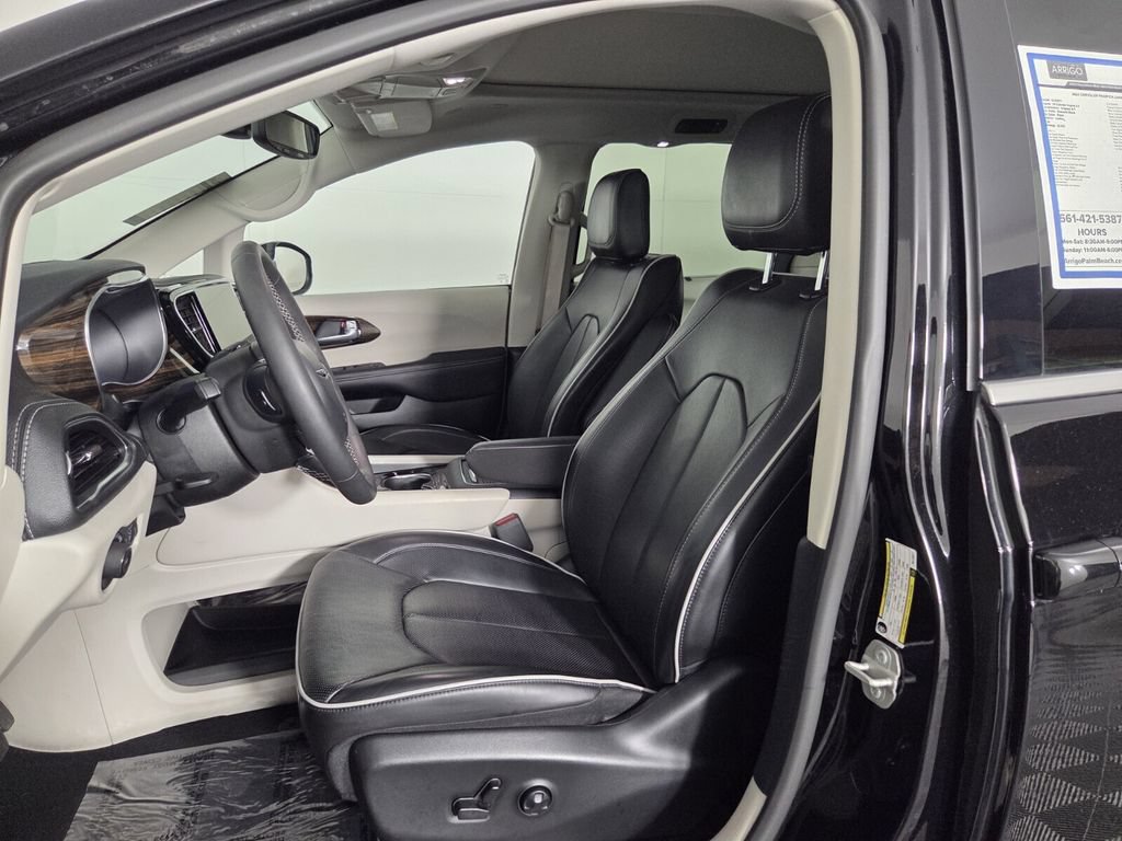 Used 2024 Chrysler Pacifica Limited w/ Trailer Tow Group FWD image 9