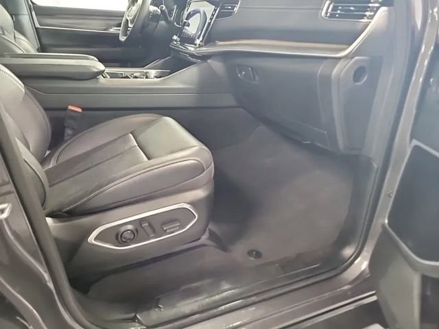 Used 2024 Jeep Wagoneer L Series III w/ Premium Group I AWD/4WD image 7