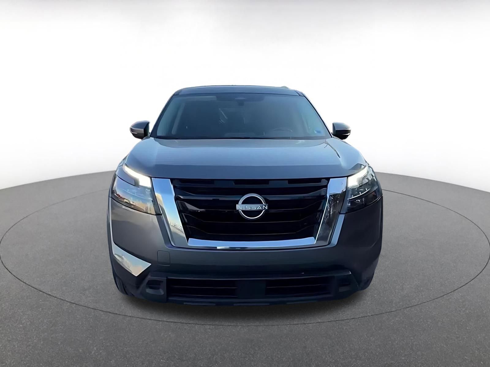 Used 2025 Nissan Pathfinder SV image 4