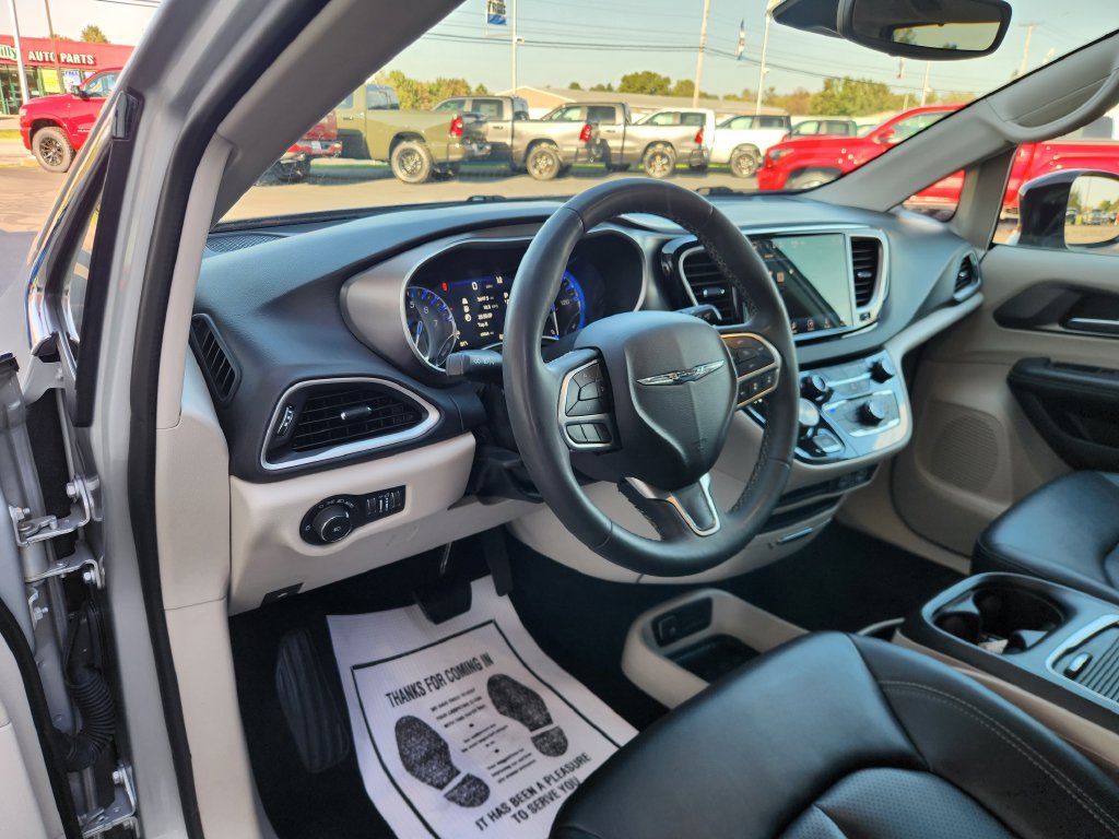 Used 2024 Chrysler Pacifica Touring-L FWD image 24