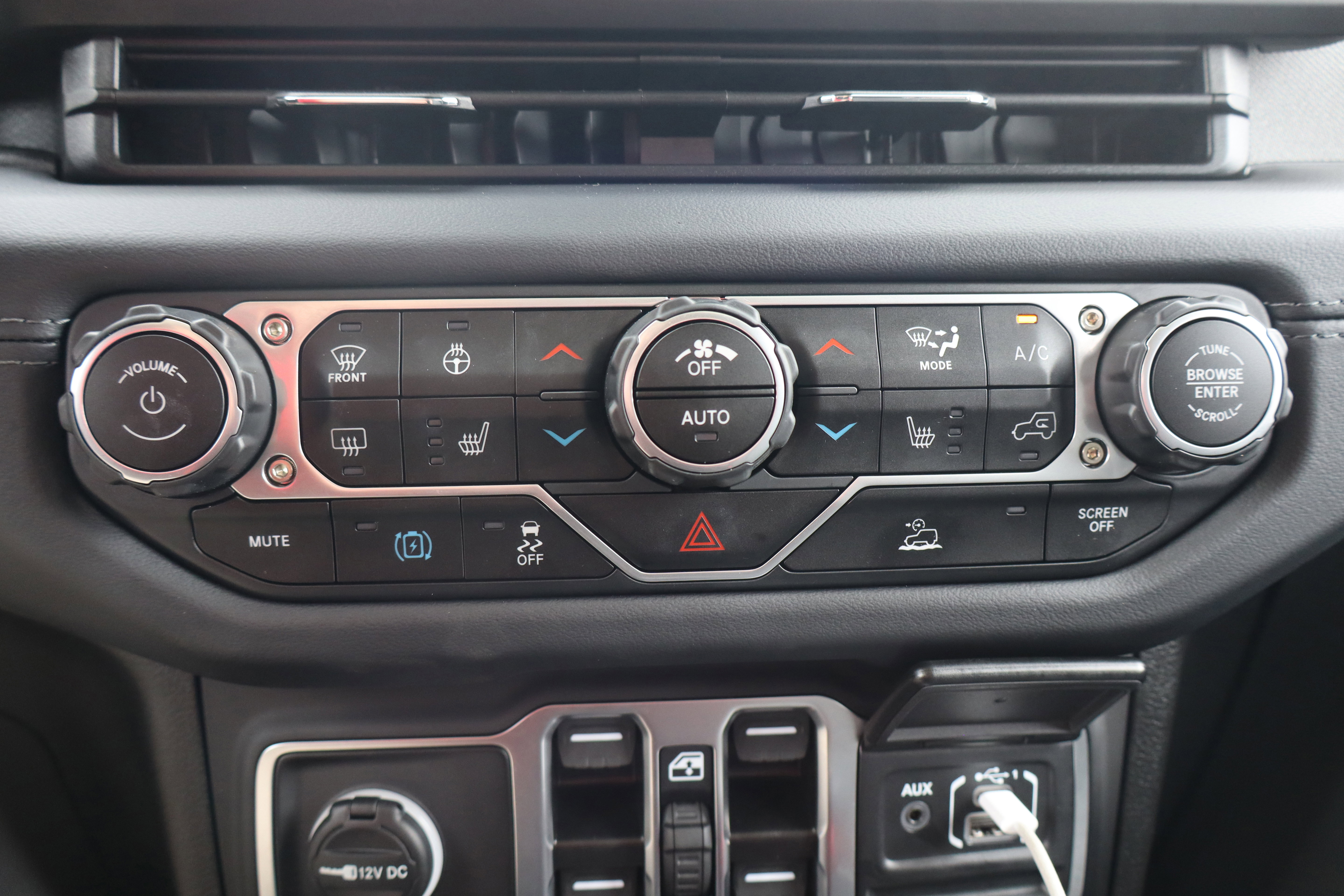 Used 2025 Jeep Wrangler Sahara image 24