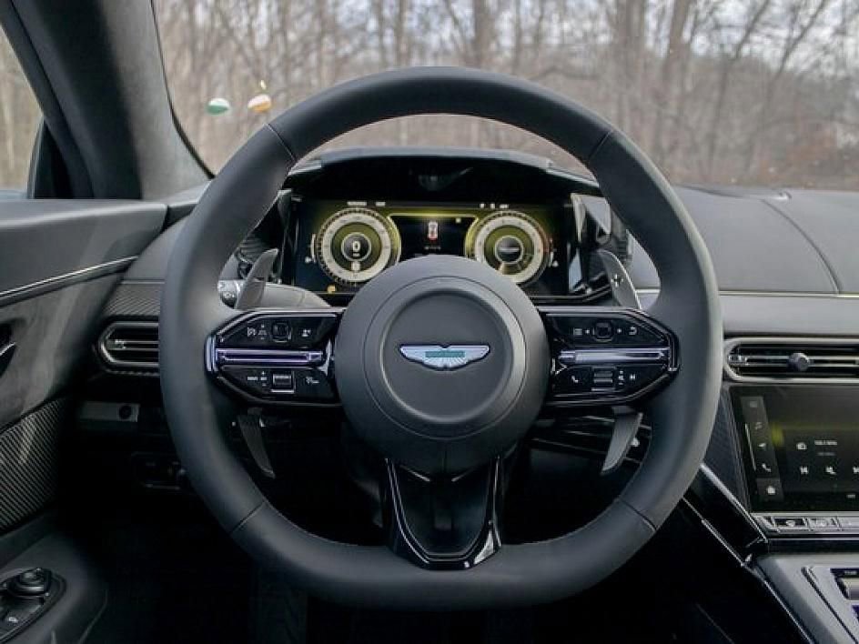 Used 2025 Aston Martin V8 Vantage Coupe image 10