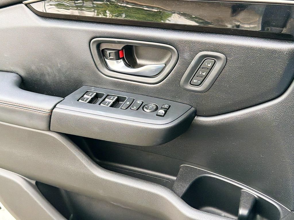 Used 2025 Honda Pilot TrailSport image 23