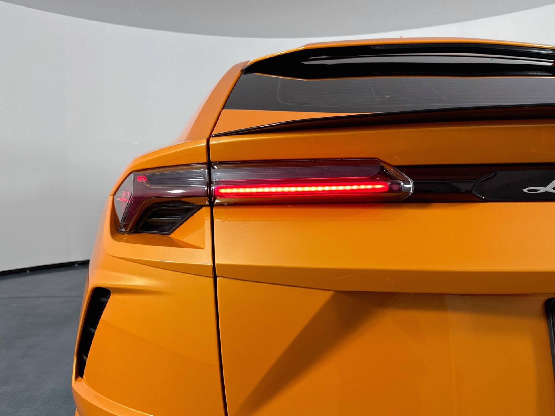 Used 2022 Lamborghini Urus AWD/4WD image 45