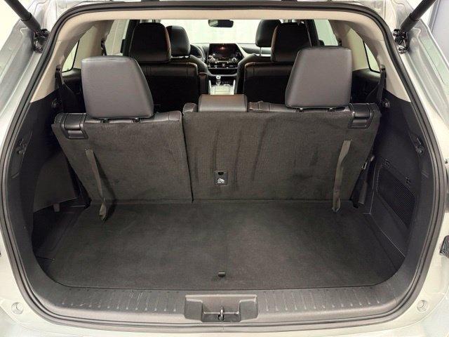 Used 2025 Toyota Highlander XLE AWD/4WD image 6