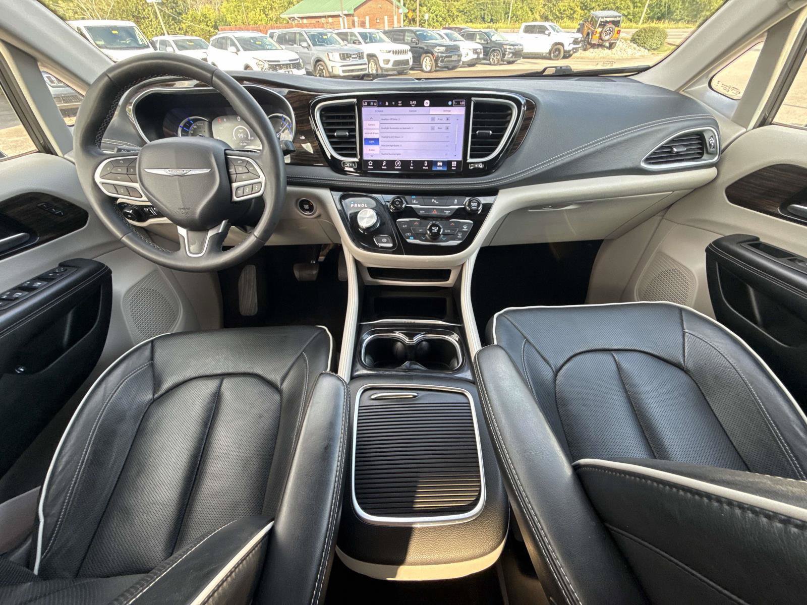 Used 2023 Chrysler Pacifica Limited FWD image 16