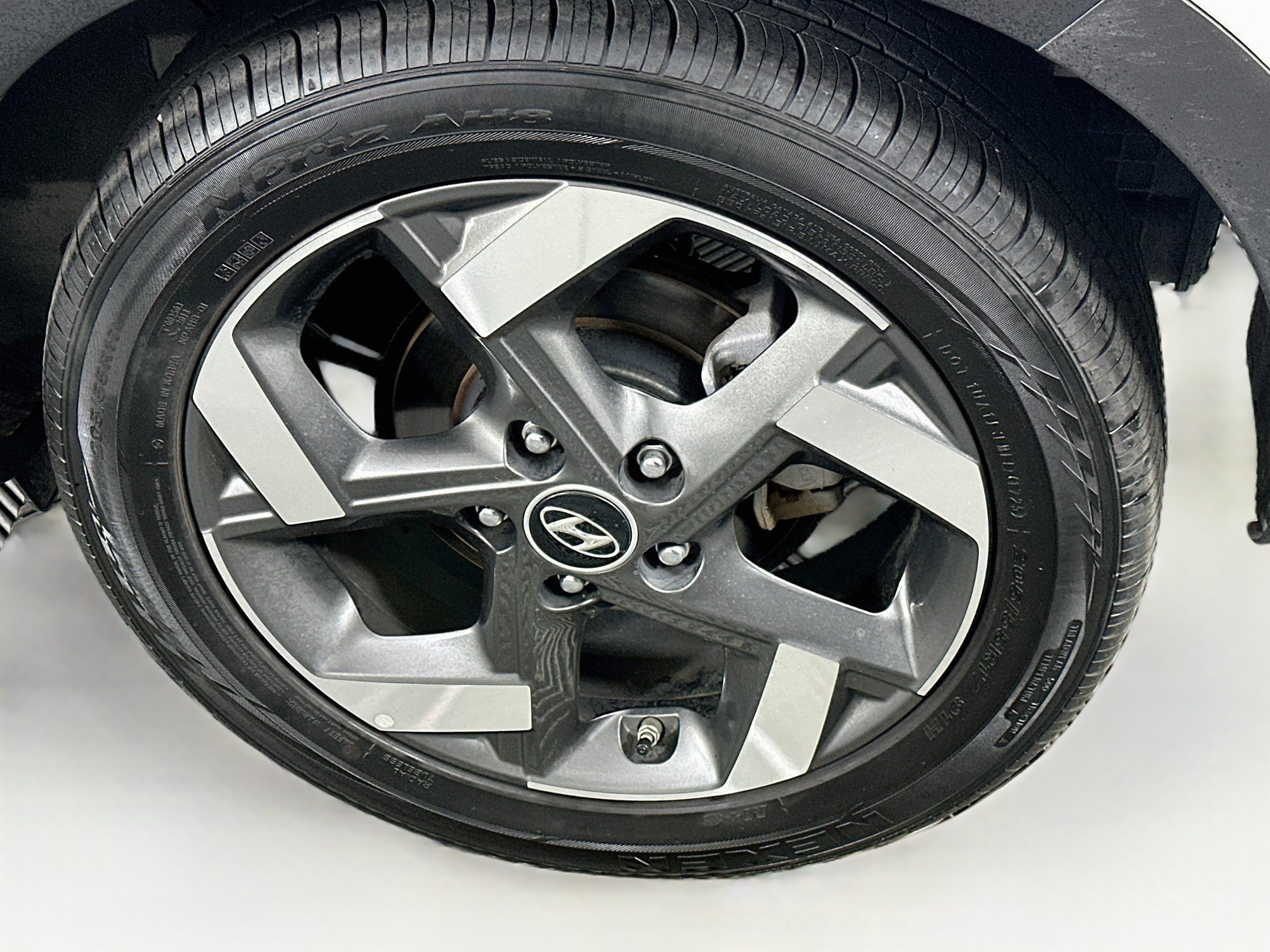 Used 2025 Hyundai Venue SEL FWD image 11