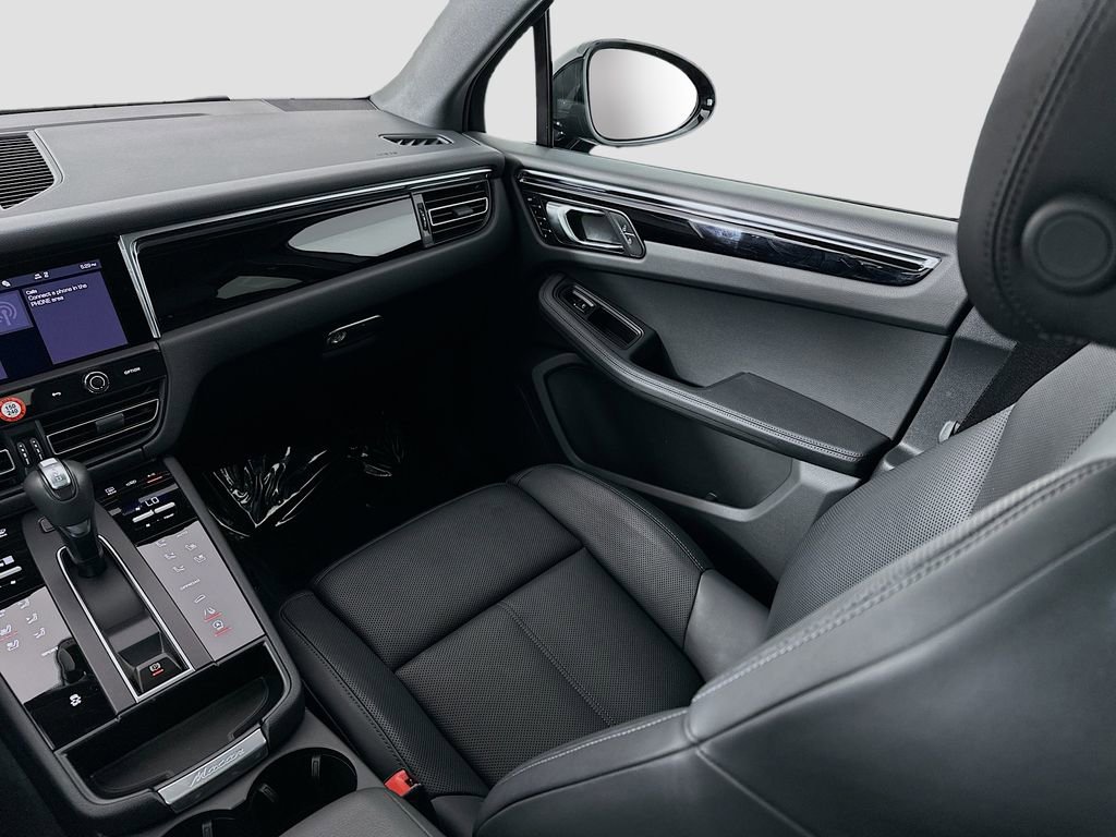 Used 2025 Porsche Macan image 26