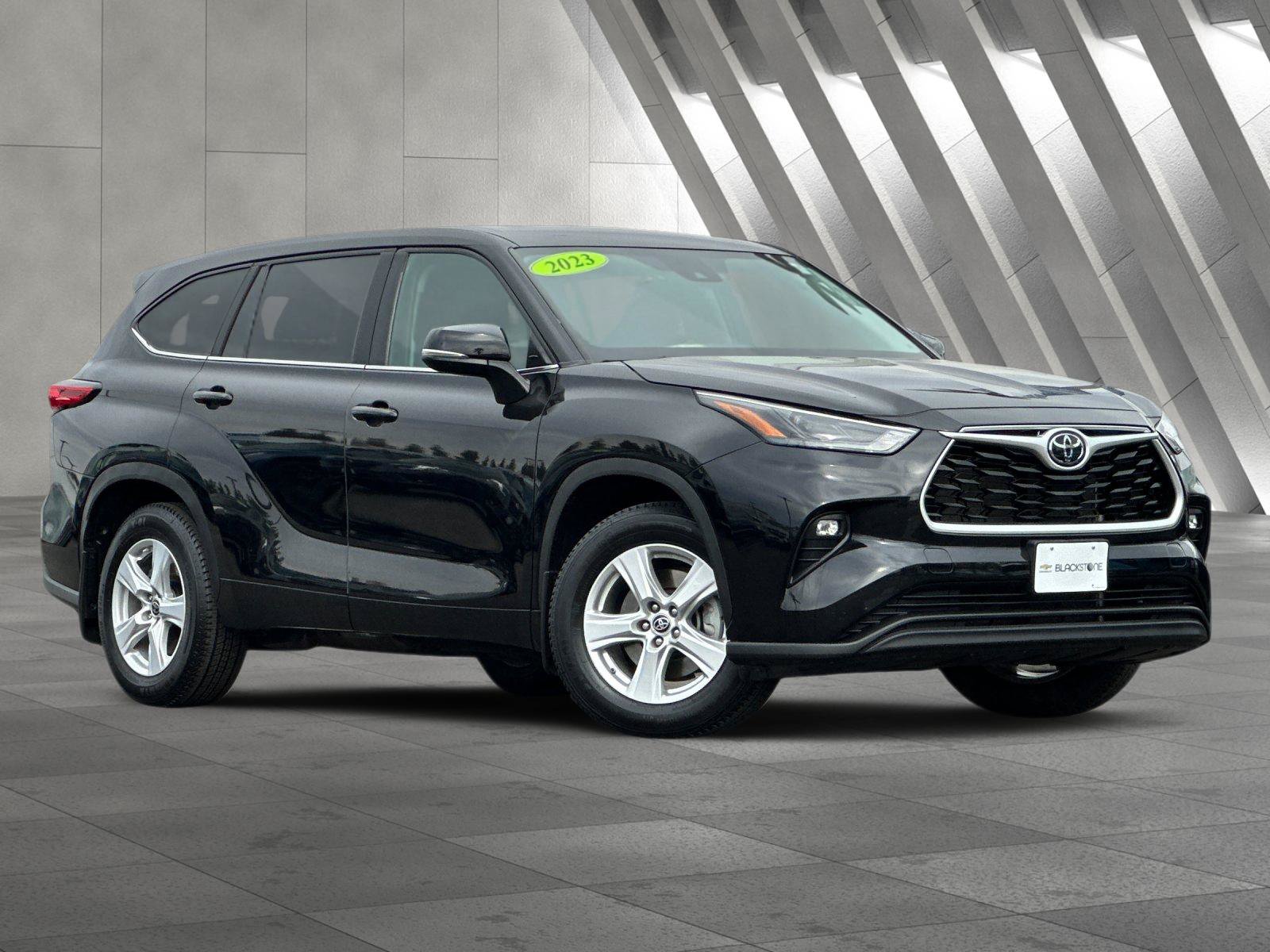 Used 2023 Toyota Highlander LE