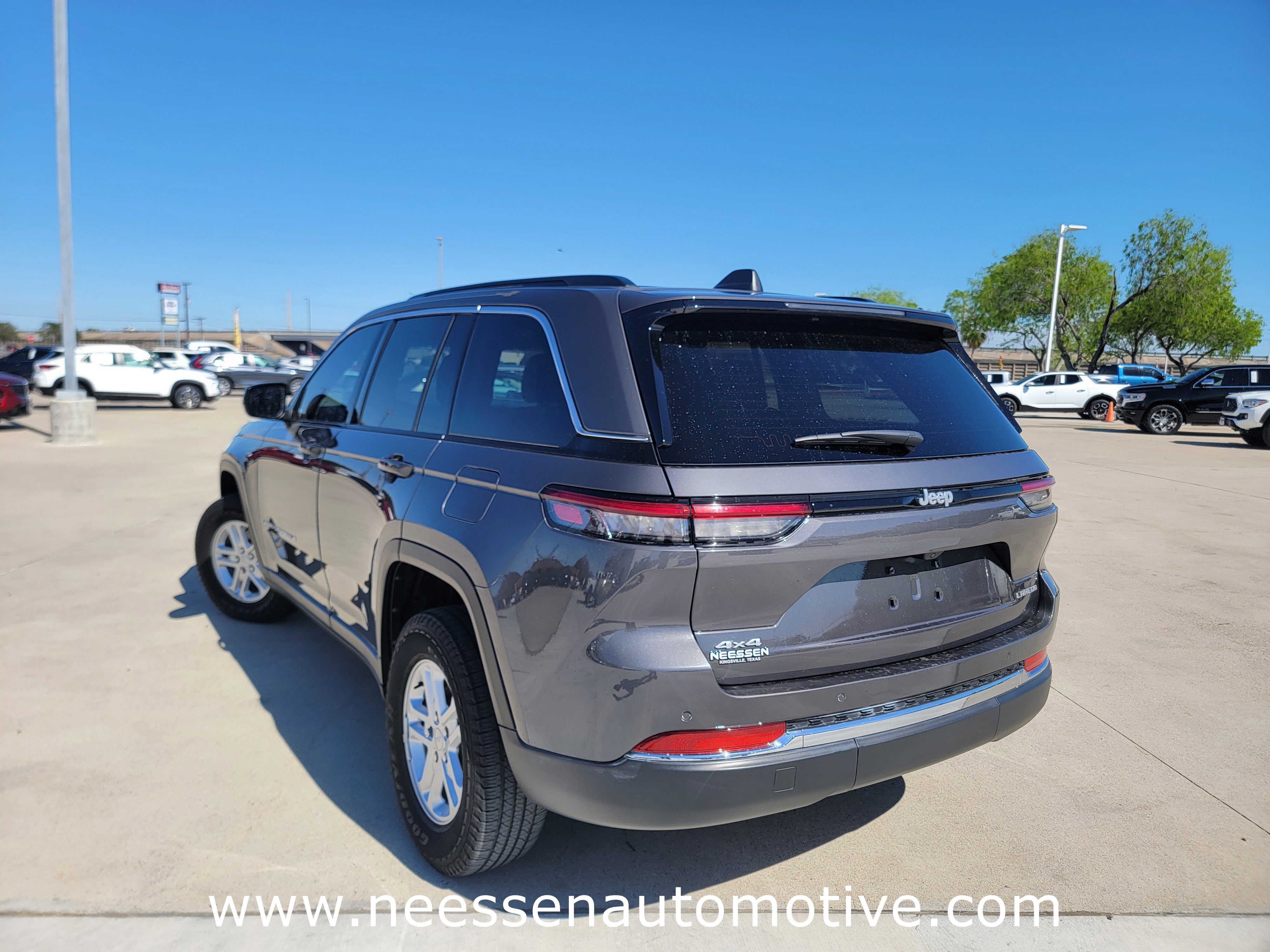 Used 2025 Jeep Grand Cherokee Laredo image 5