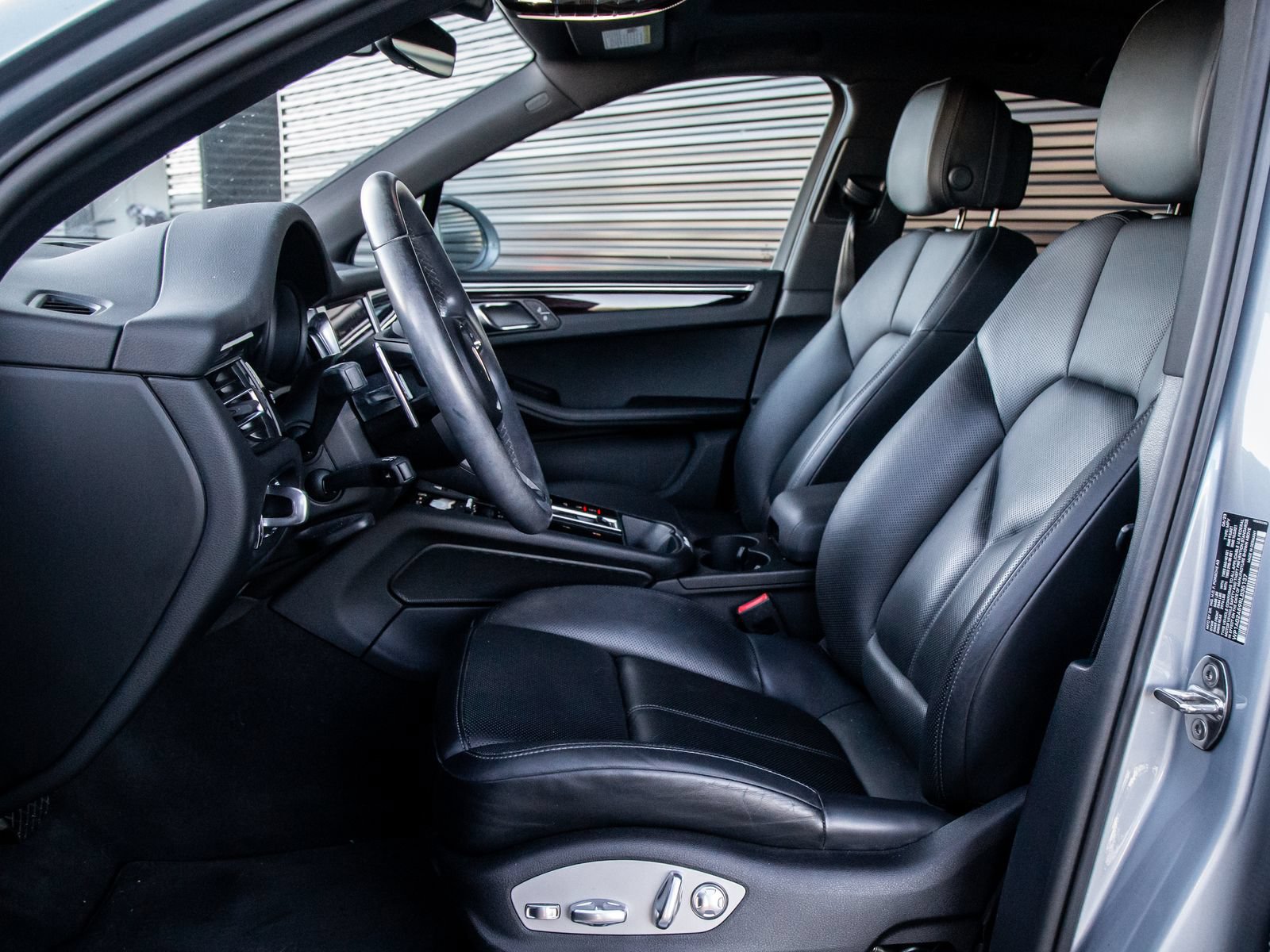 Certified 2024 Porsche Macan S AWD/4WD image 5