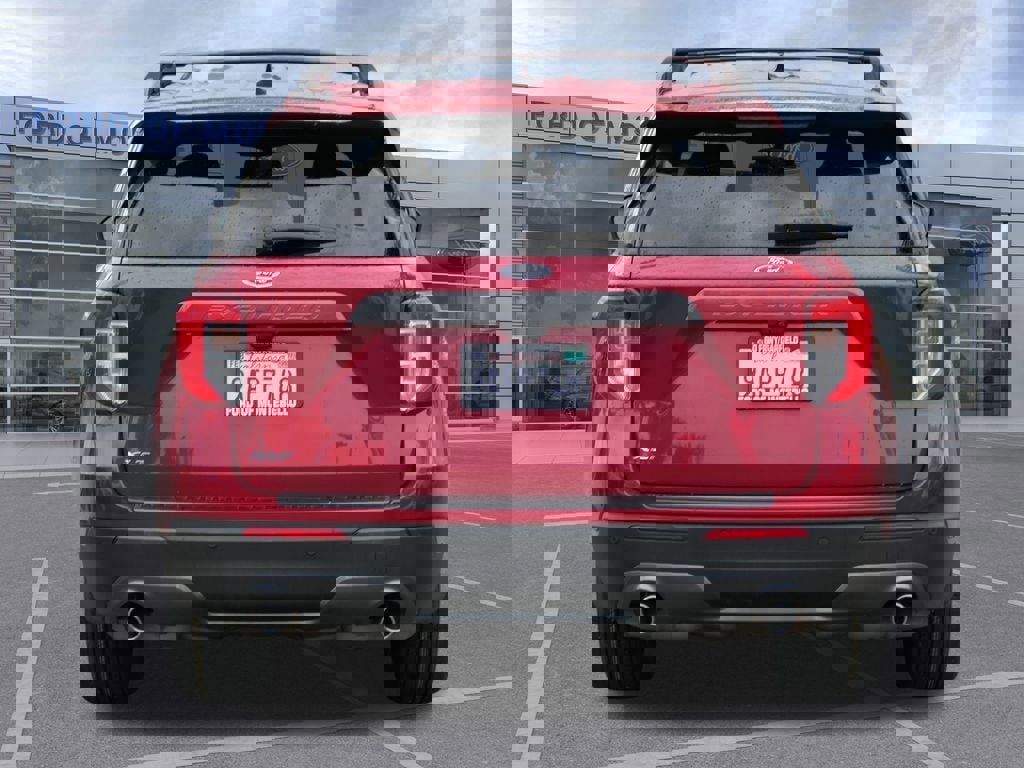 Used 2022 Ford Explorer XLT w/ Equipment Group 202A image 6