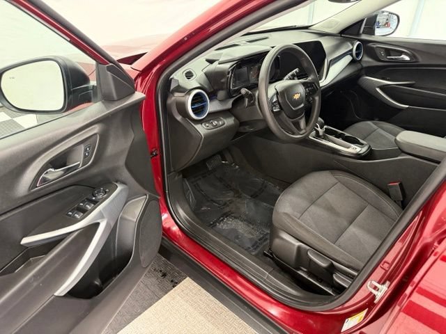 Used 2025 Chevrolet Trax LS w/ Driver Confidence Package FWD image 28