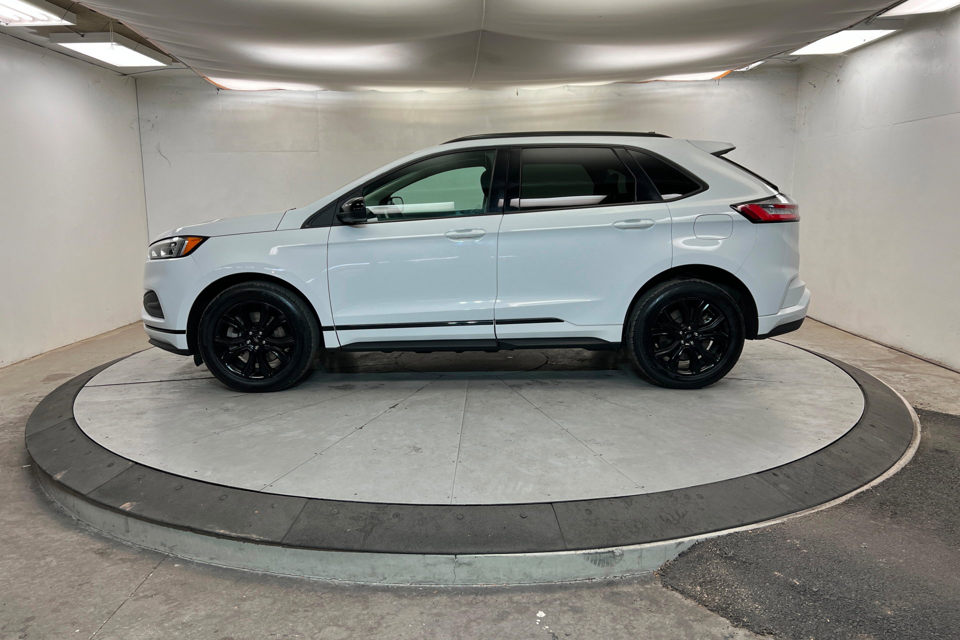 Used 2022 Ford Edge SE w/ Black Appearance Package image 2